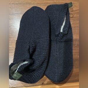 Bombas men’s gripper slippers- Navy, medium. Nwt